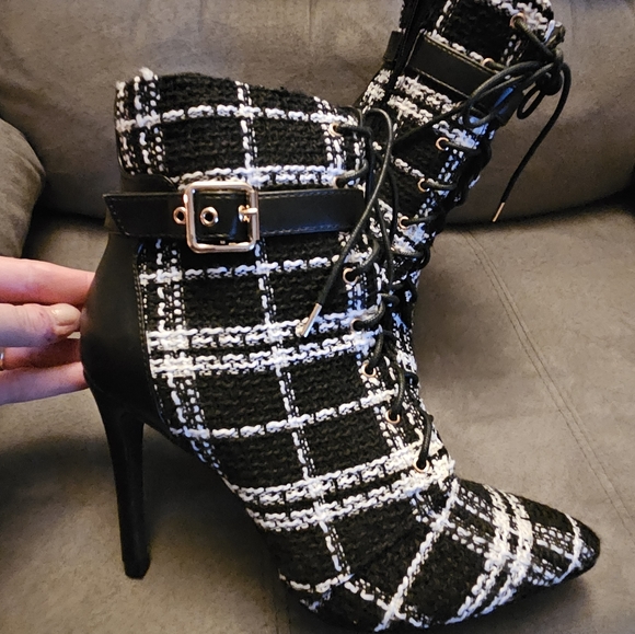 Shoe Dazzle Shoes - EVERYTHING MUST GO! / ShoeDazzle Black & White Bootie / Sz 9 / Lace-Up 4" Heel